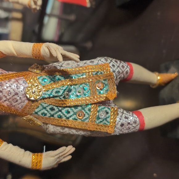 AVAILABLE - VTG Handmade Folk Art Siamese dancers W/ gold & silver embellishment - Picture 3 of 11